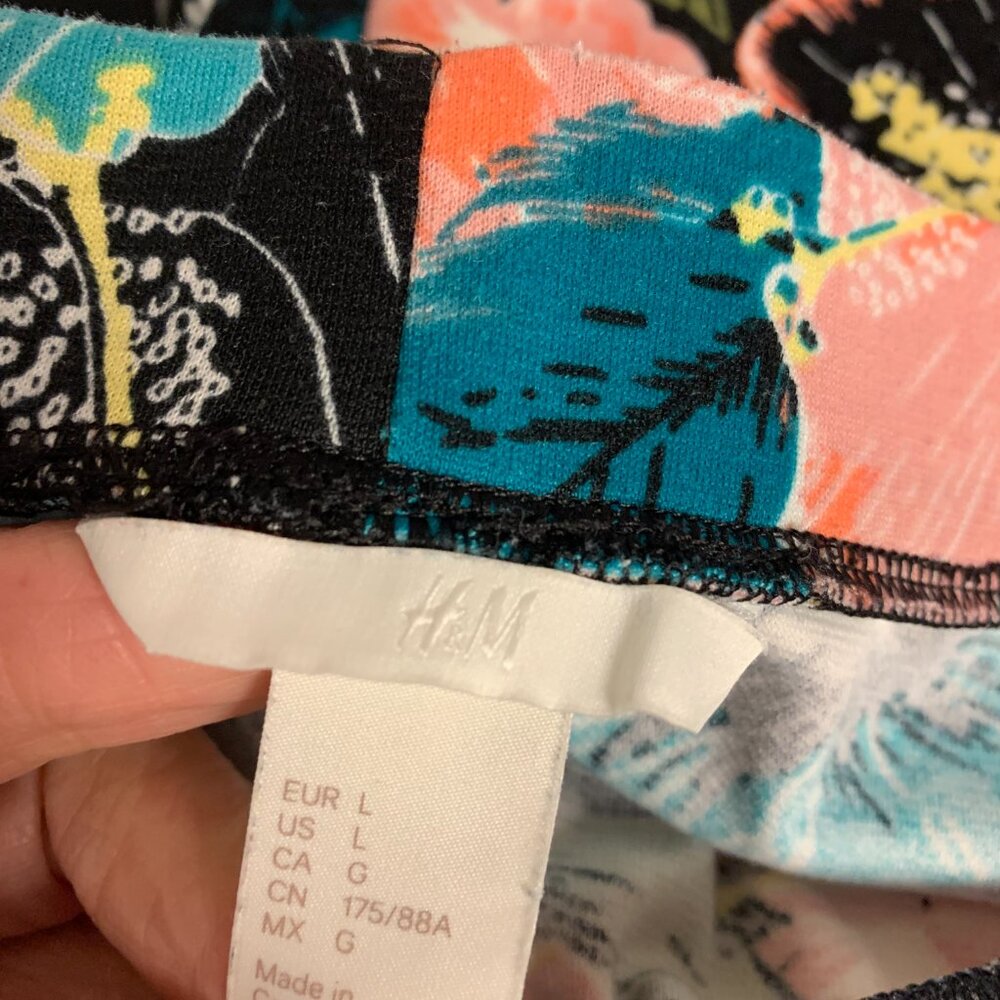 H&M Mini Skirt Skater Dark Floral Tropical Circle Vacation Causal Womens SZ L - Picture 4 of 7
